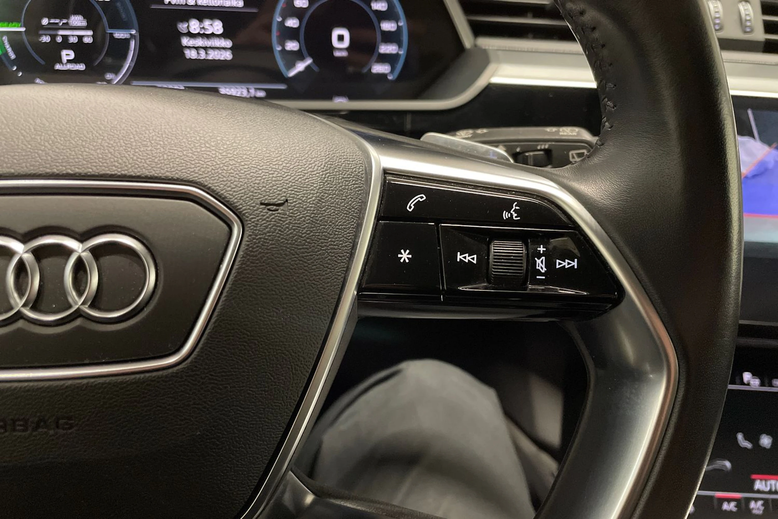 musta Audi e-tron 2020 kuva 25.