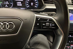 musta Audi e-tron 2020 kuva 25.