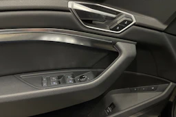 musta Audi e-tron 2020 kuva 26.