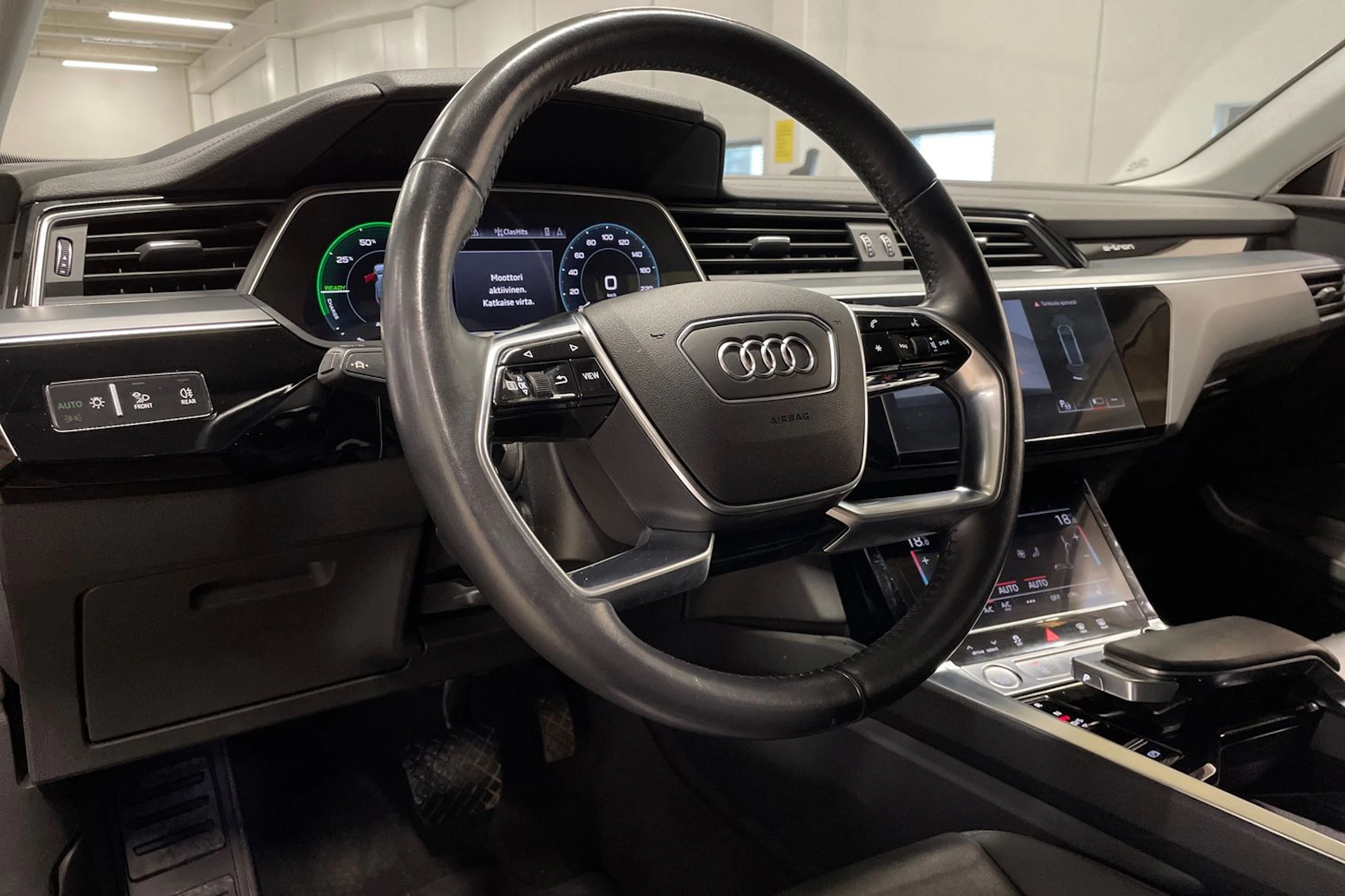 musta Audi e-tron 2020 kuva 28.