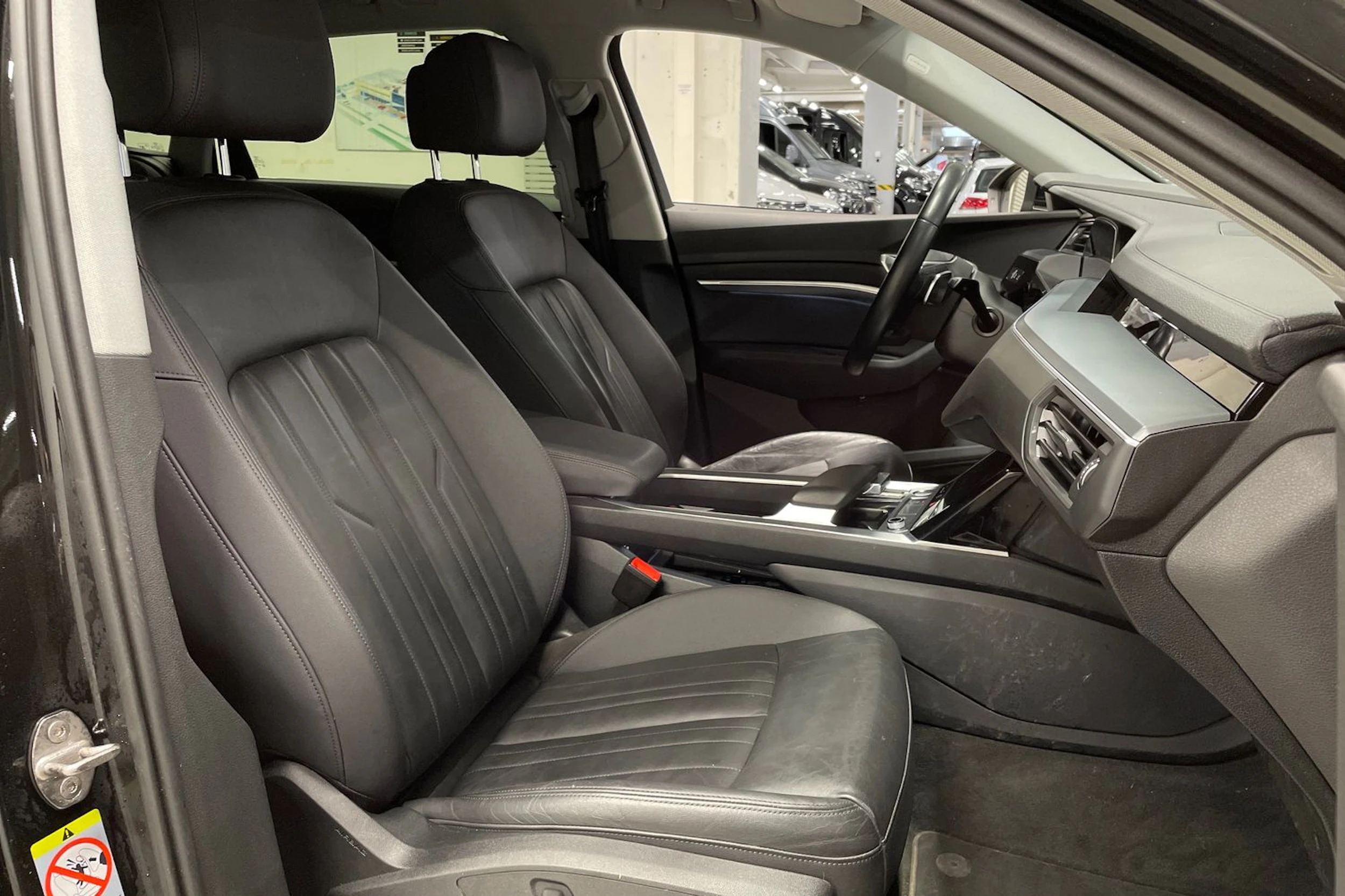 musta Audi e-tron 2020 kuva 29.