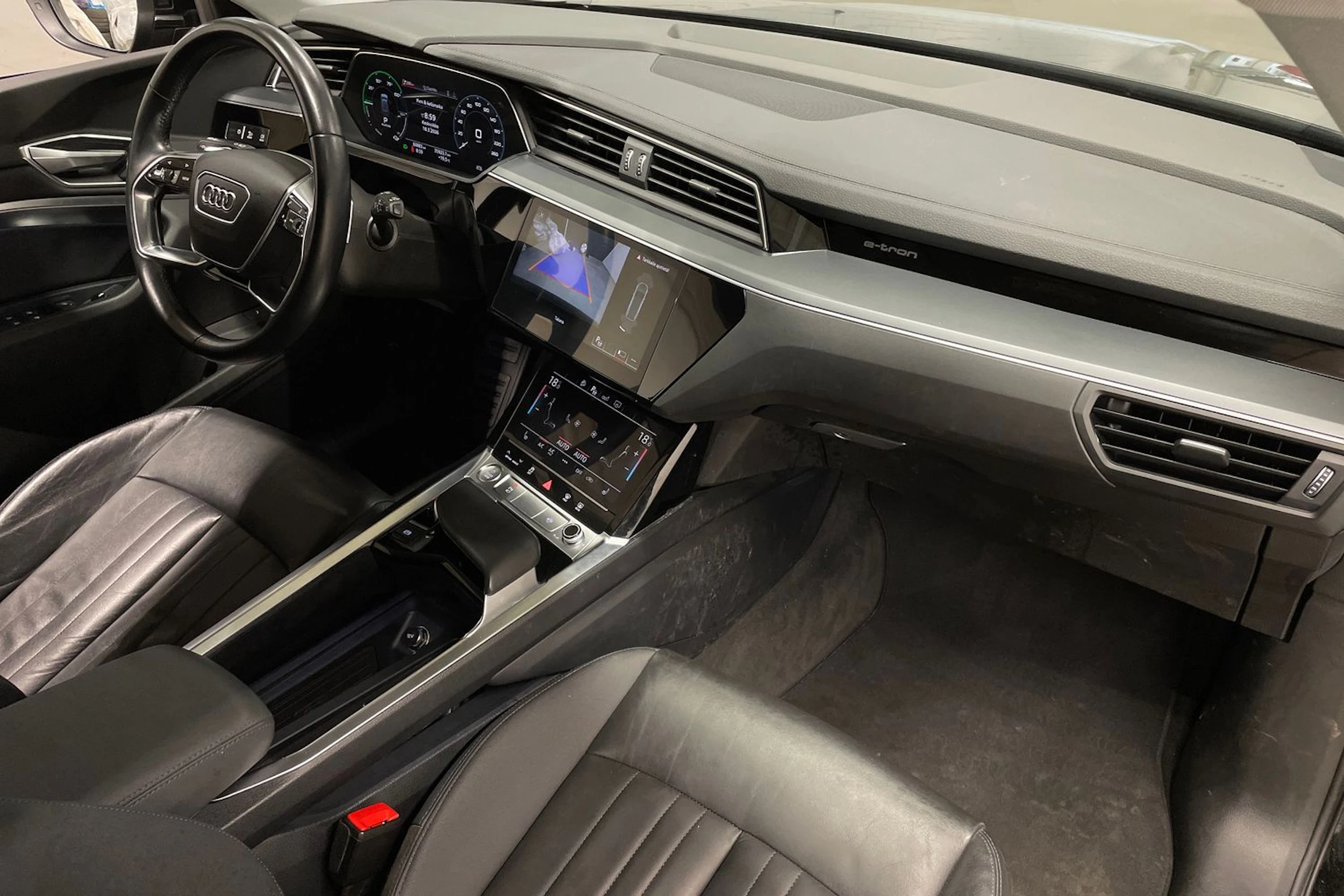 musta Audi e-tron 2020 kuva 30.