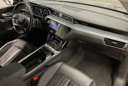 musta Audi e-tron 2020 kuva 30.