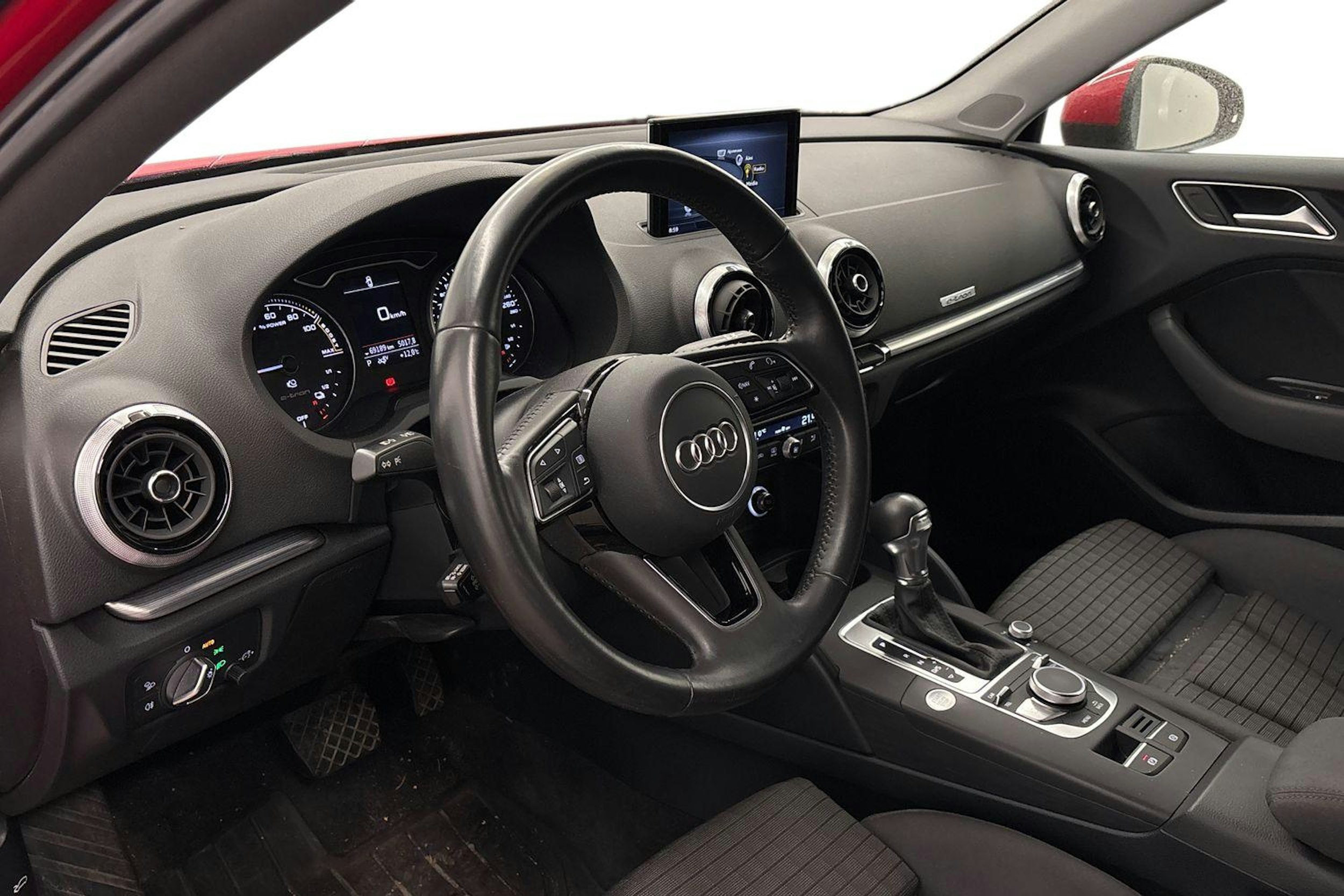 punainen Audi e-tron 2020 kuva 3.