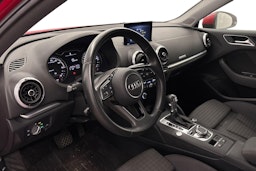 punainen Audi e-tron 2020 kuva 3.