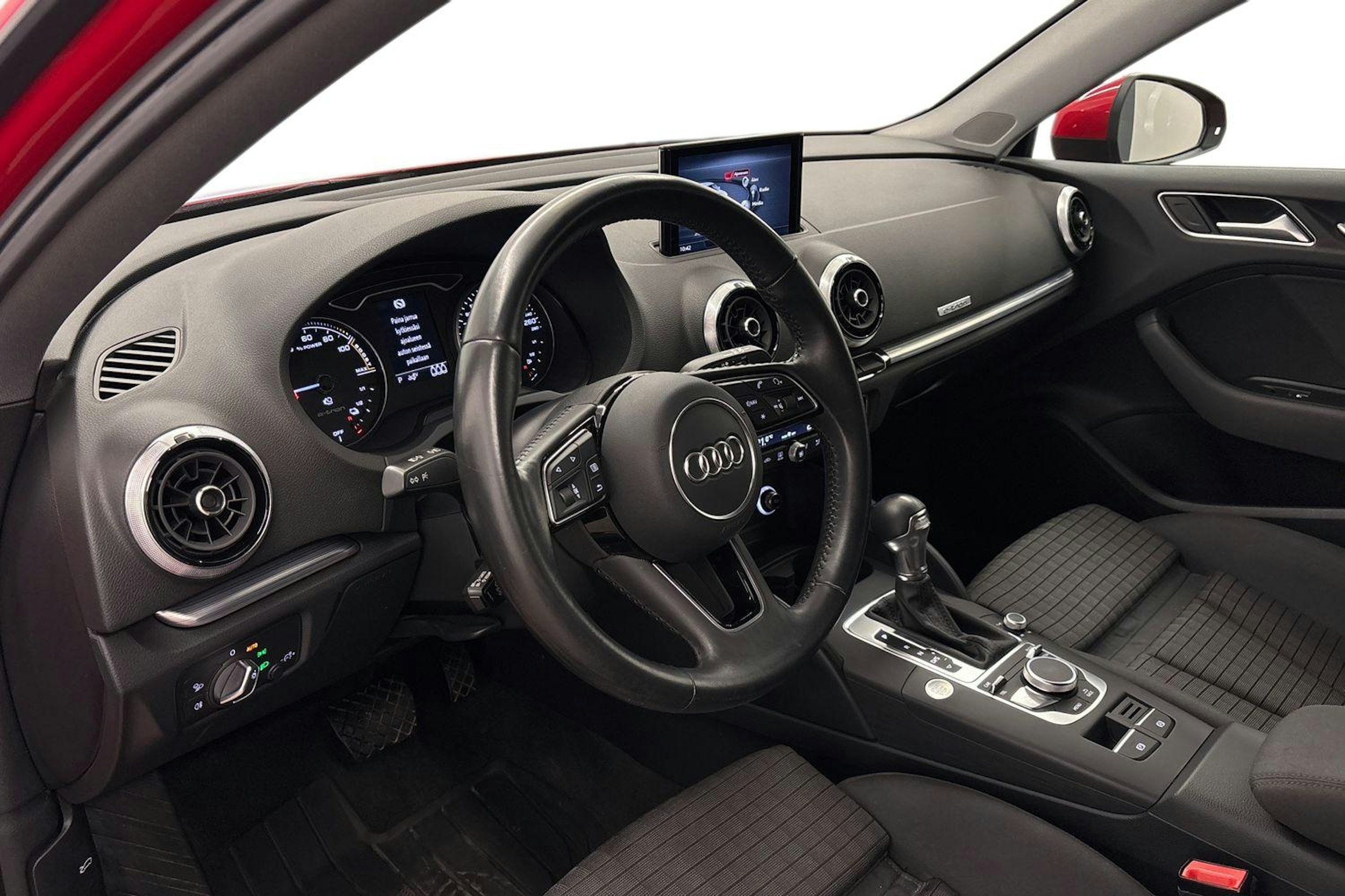 punainen Audi e-tron 2020 kuva 7.