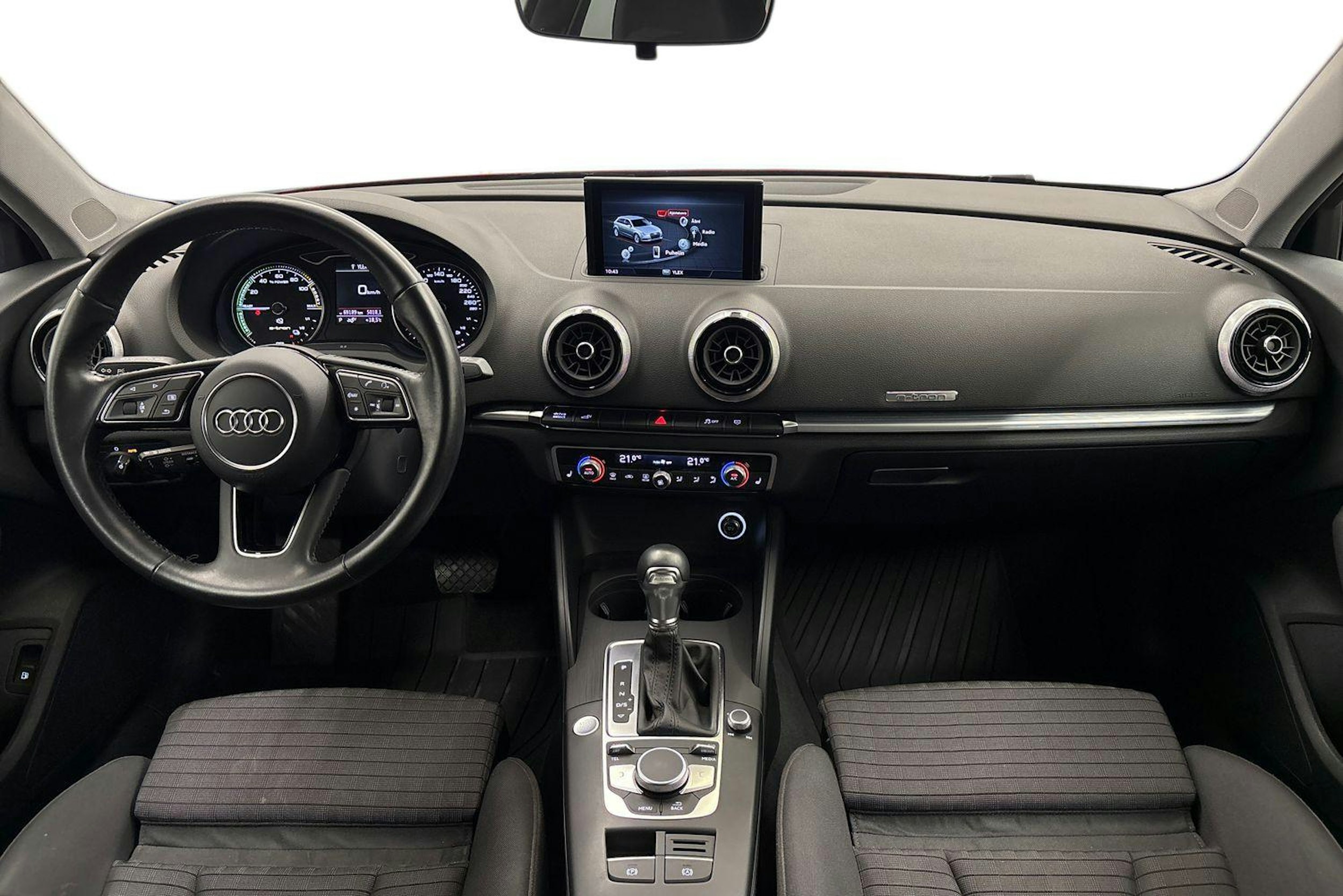 punainen Audi e-tron 2020 kuva 9.