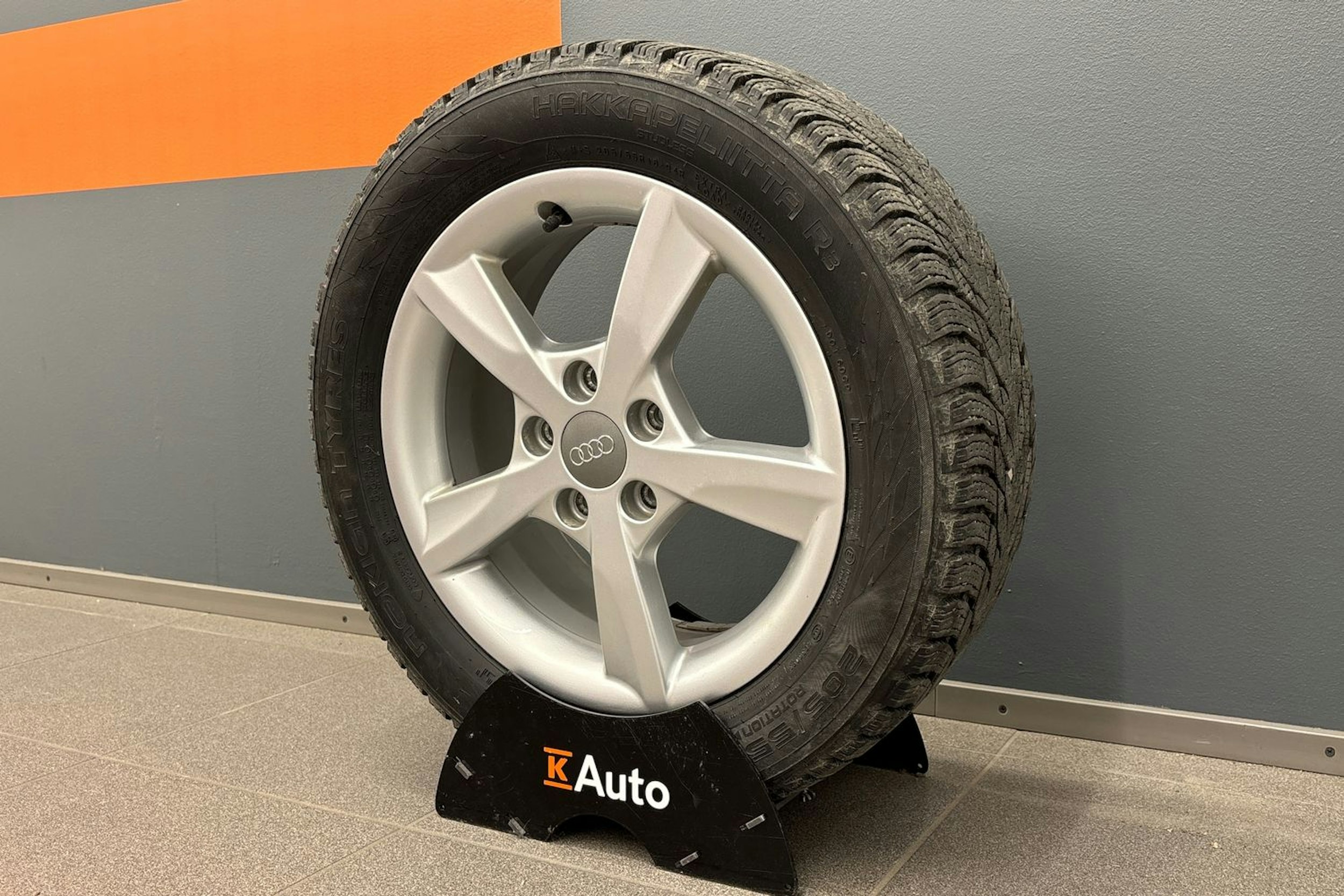 punainen Audi e-tron 2020 kuva 13.