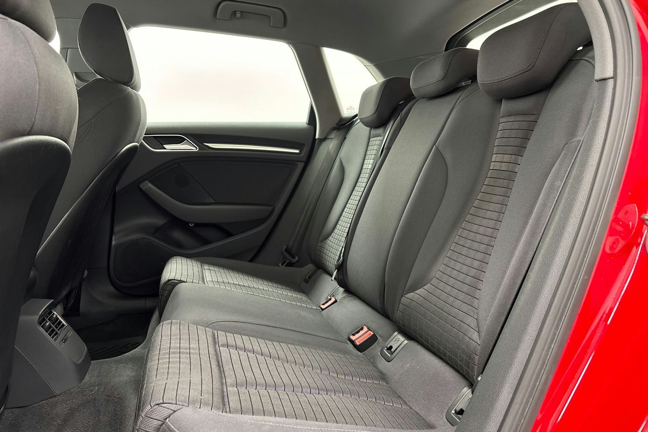 punainen Audi e-tron 2020 kuva 14.