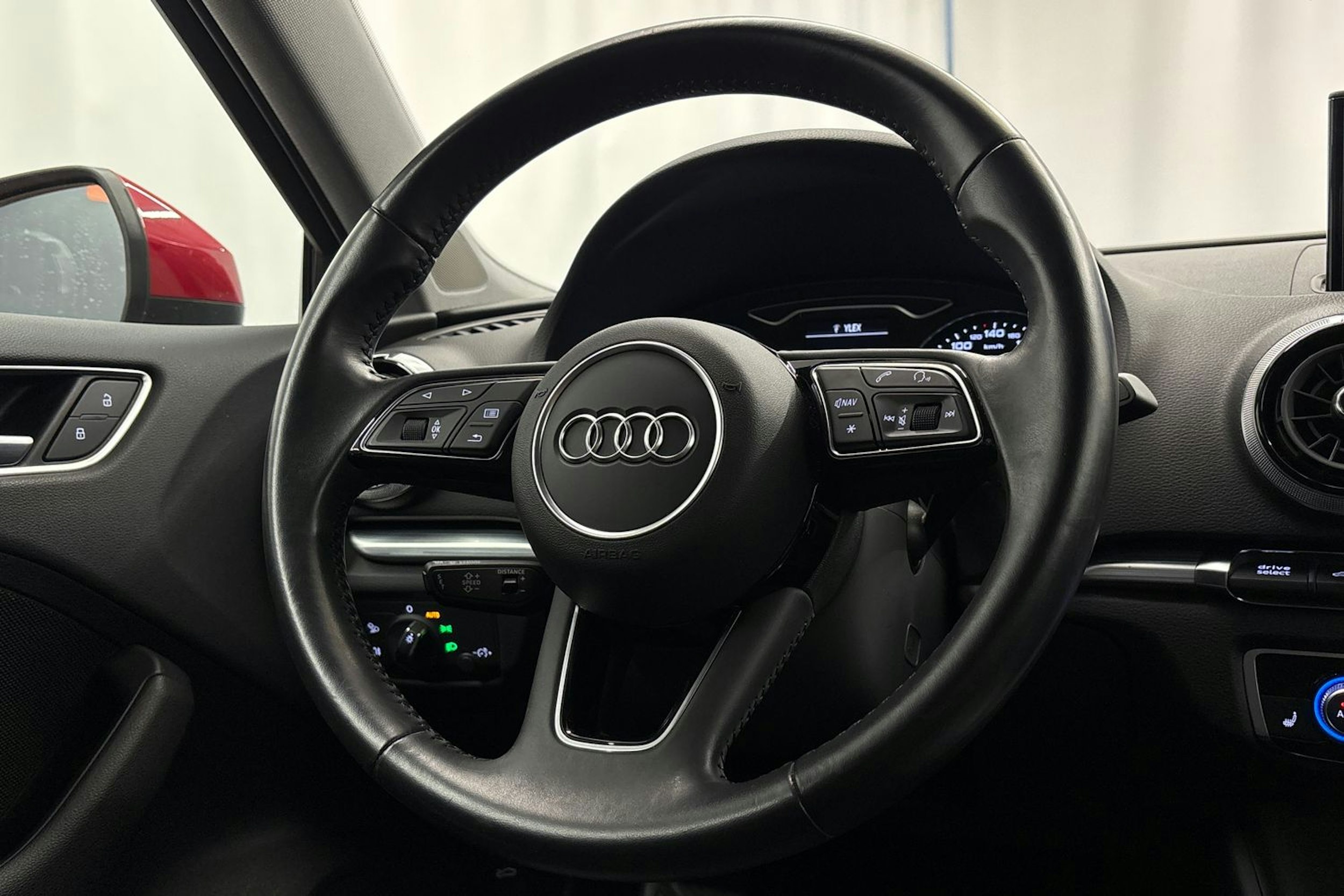 punainen Audi e-tron 2020 kuva 15.