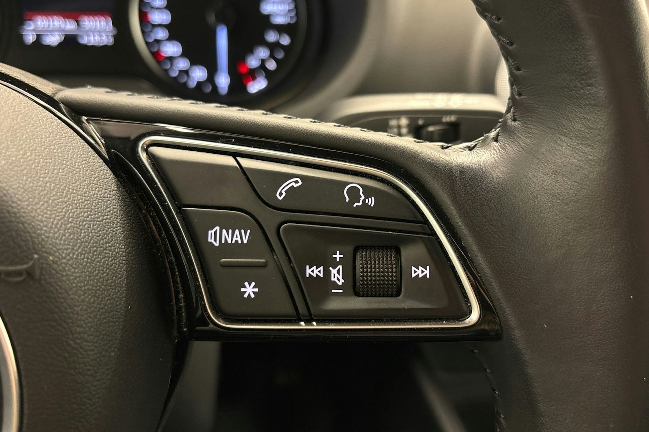 punainen Audi e-tron 2020 kuva 17.