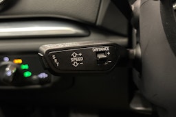 punainen Audi e-tron 2020 kuva 18.