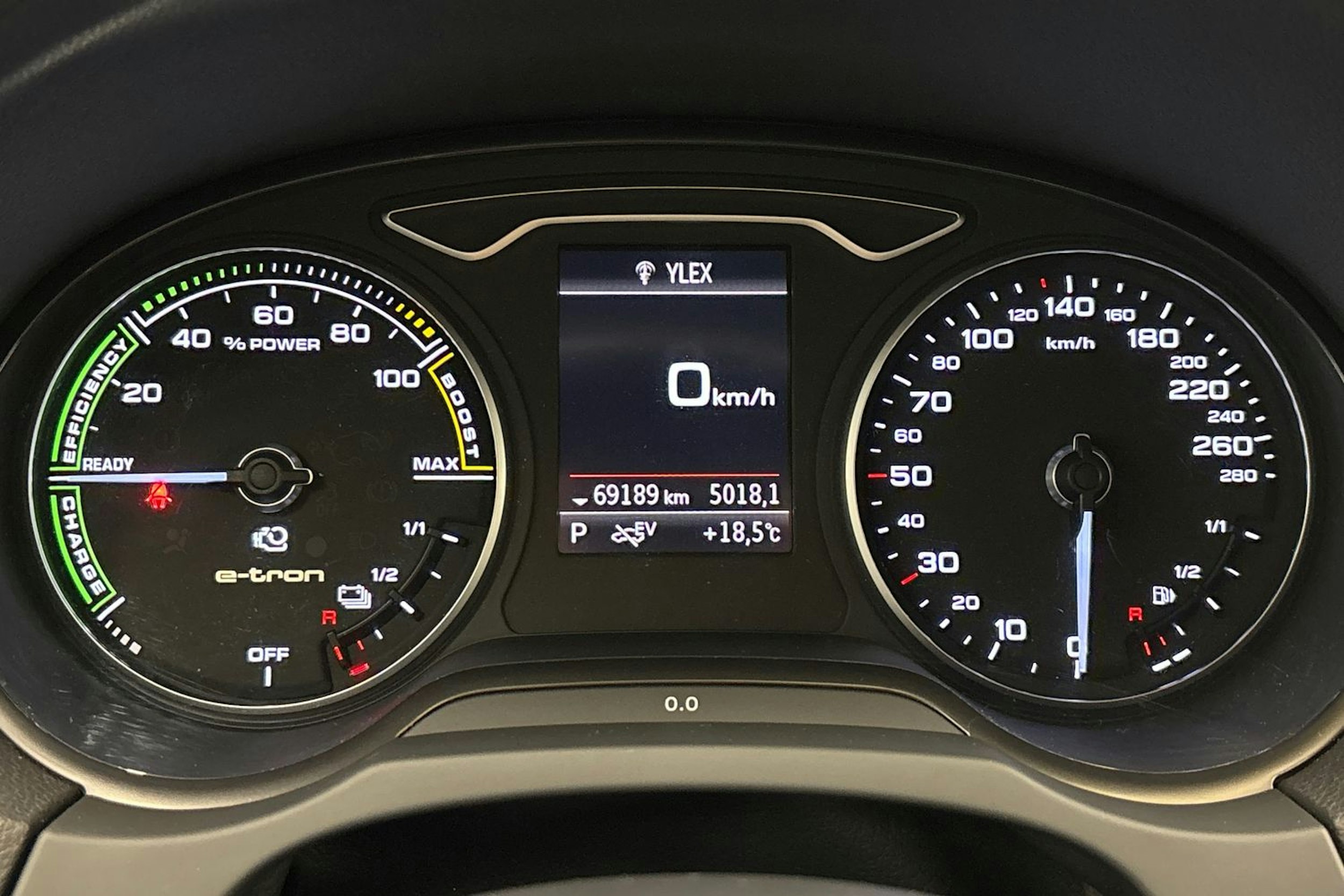 punainen Audi e-tron 2020 kuva 19.