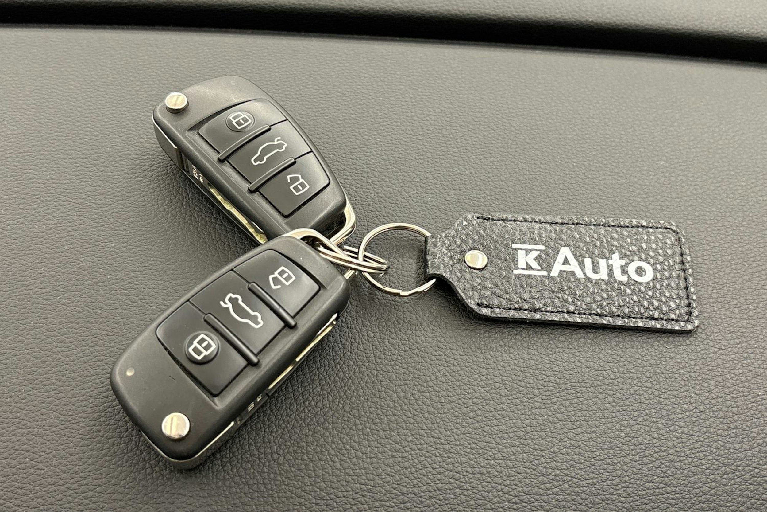 punainen Audi e-tron 2020 kuva 23.