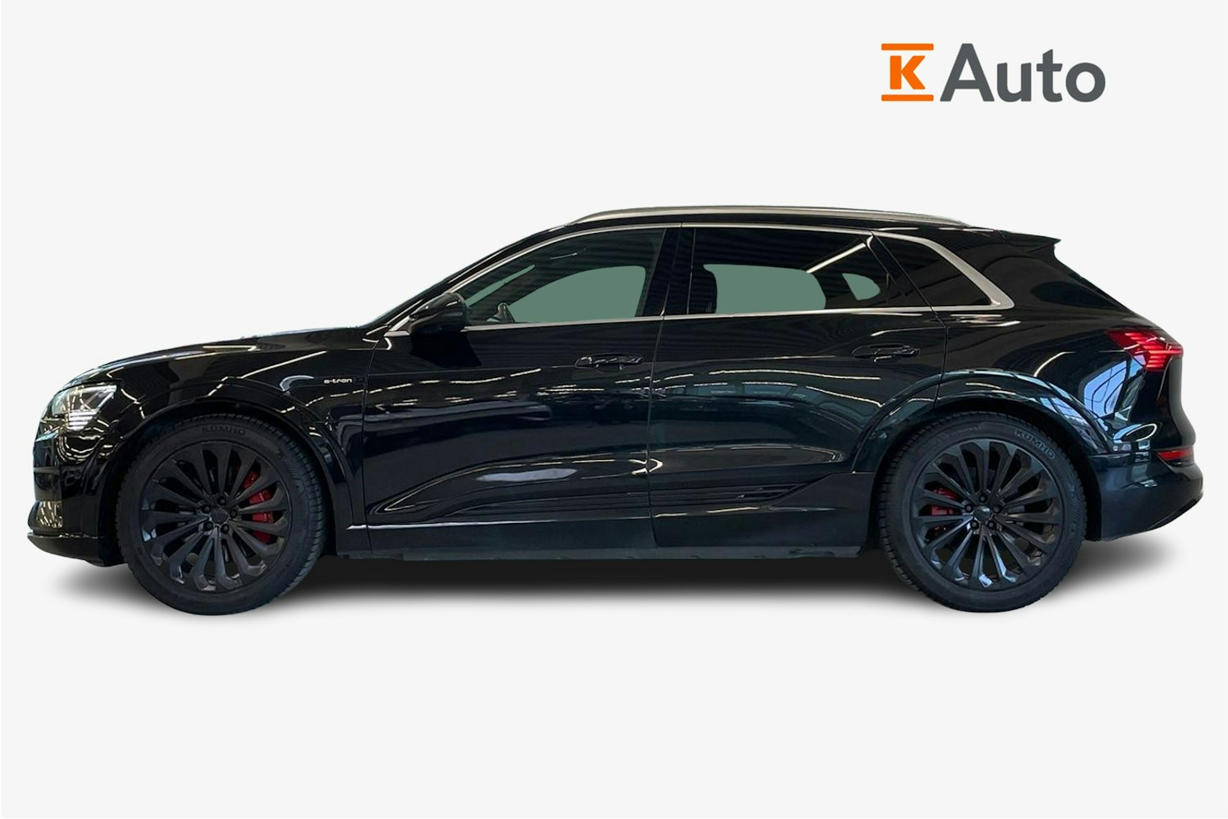 musta Audi e-tron 2020 kuva 6.