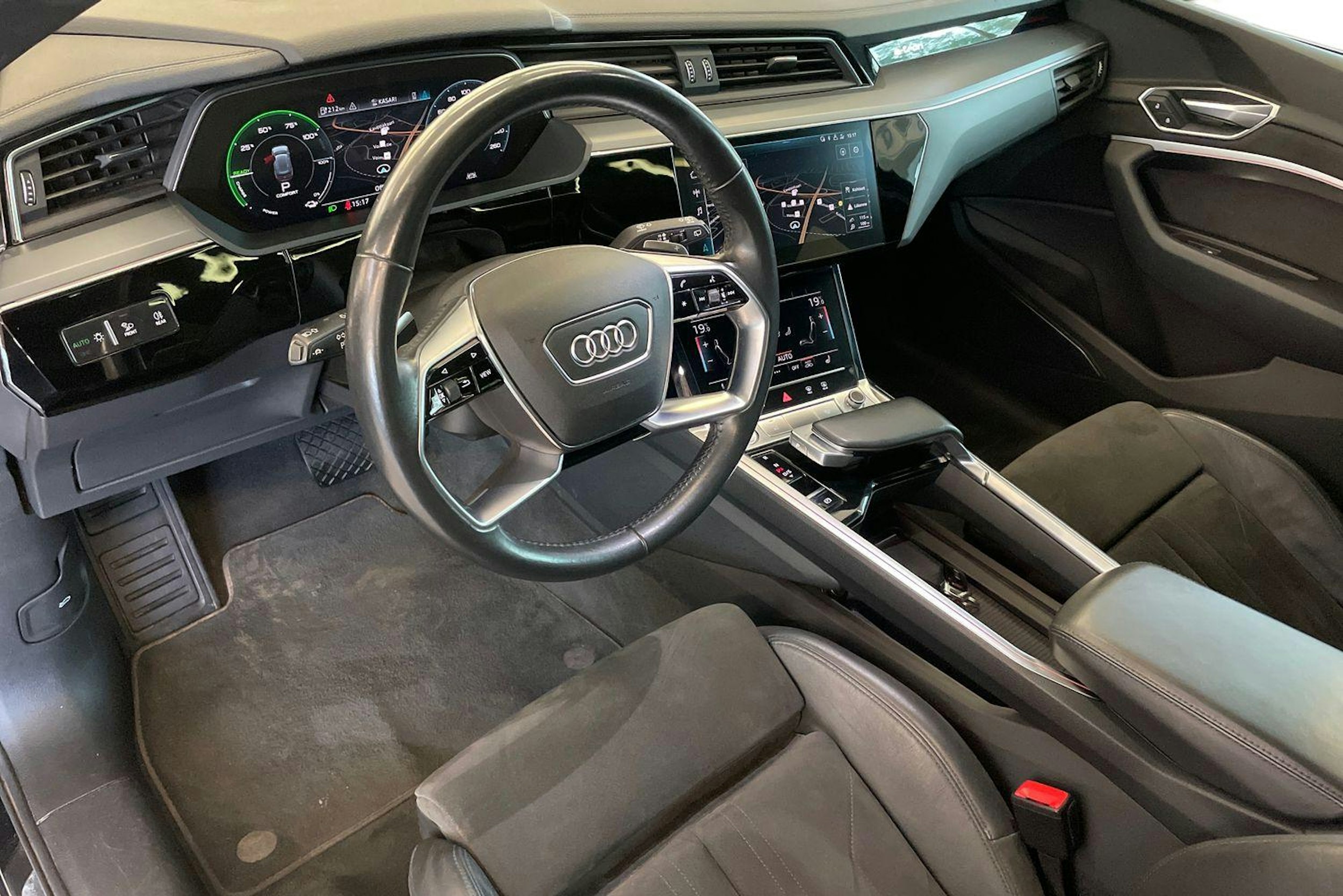 musta Audi e-tron 2020 kuva 7.