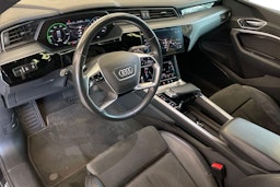 musta Audi e-tron 2020 kuva 7.