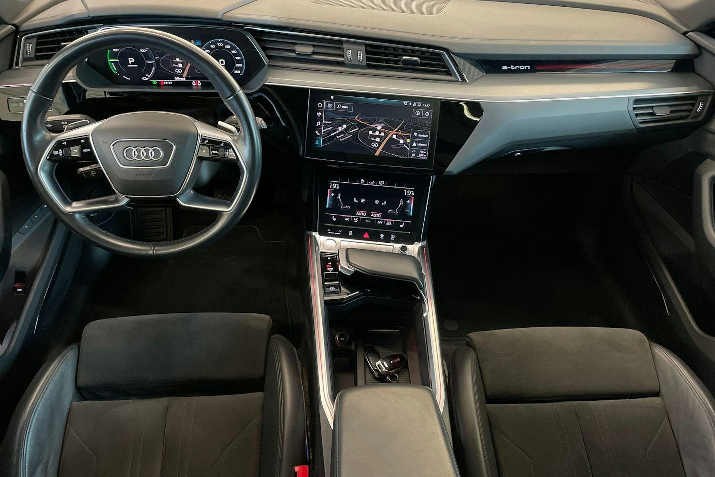 musta Audi e-tron 2020 kuva 9.