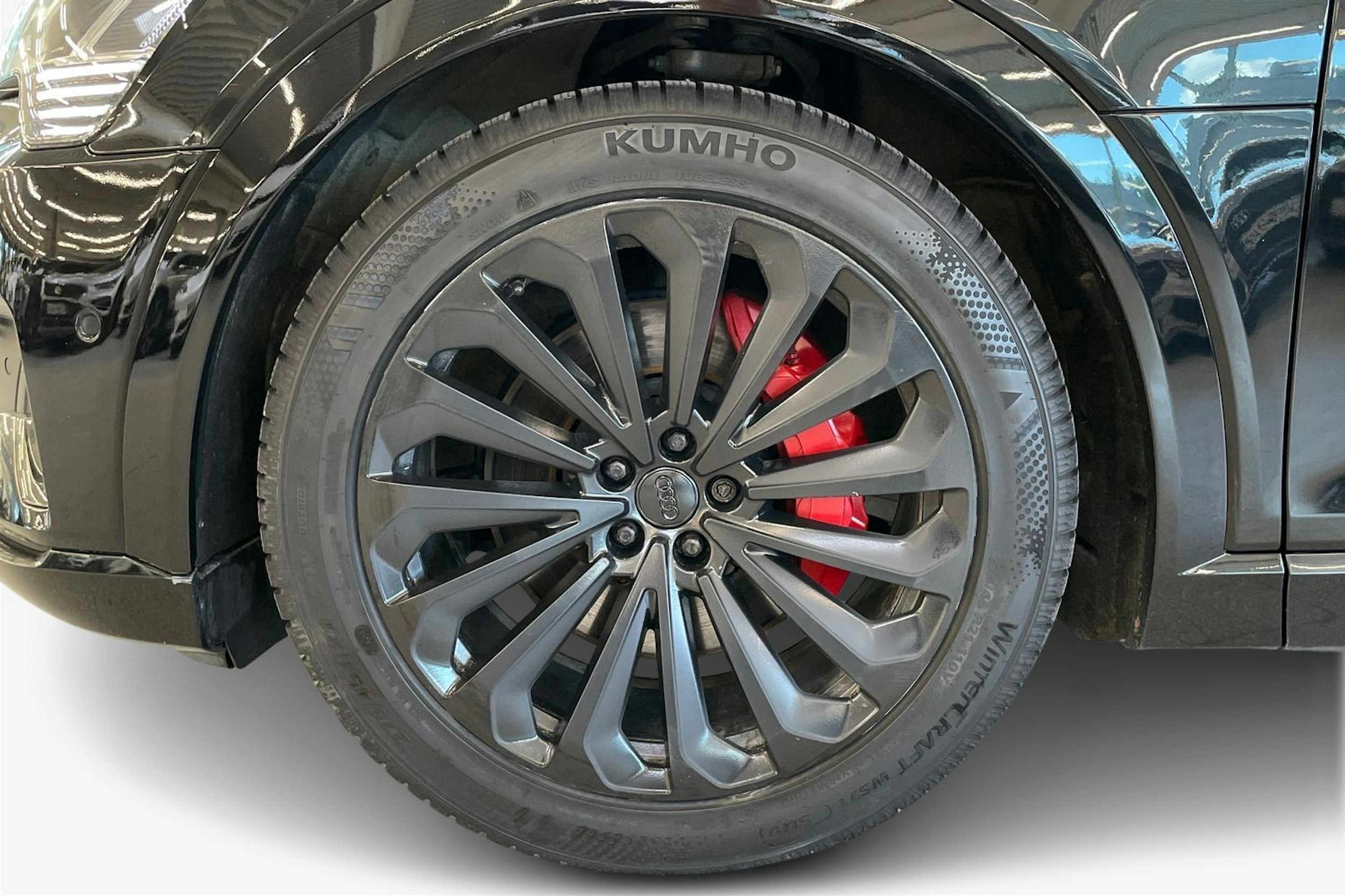 musta Audi e-tron 2020 kuva 11.