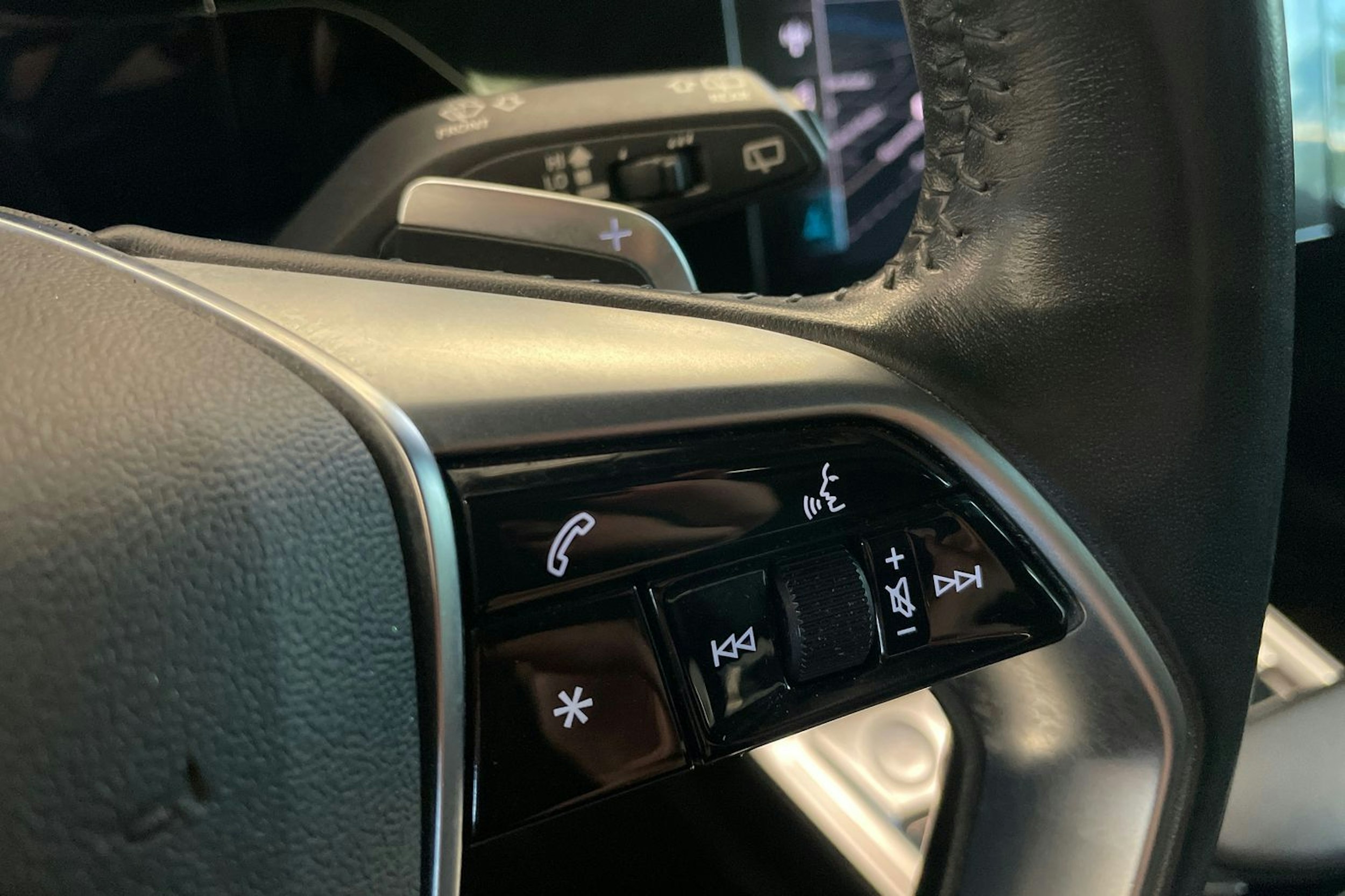 musta Audi e-tron 2020 kuva 17.