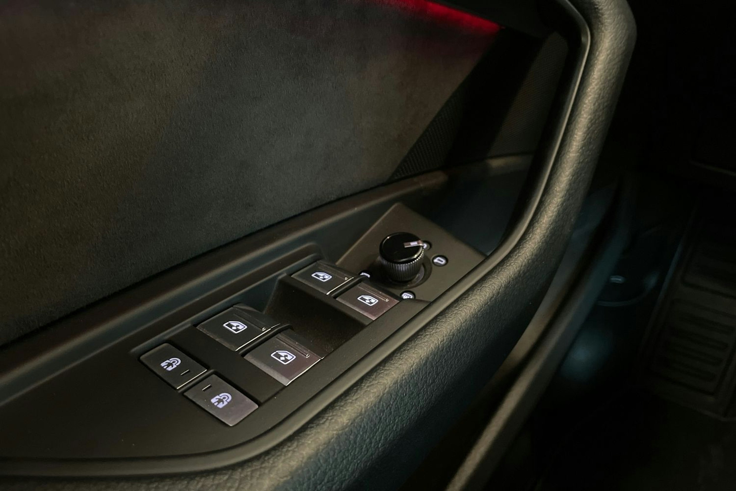 musta Audi e-tron 2020 kuva 18.