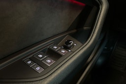 musta Audi e-tron 2020 kuva 18.