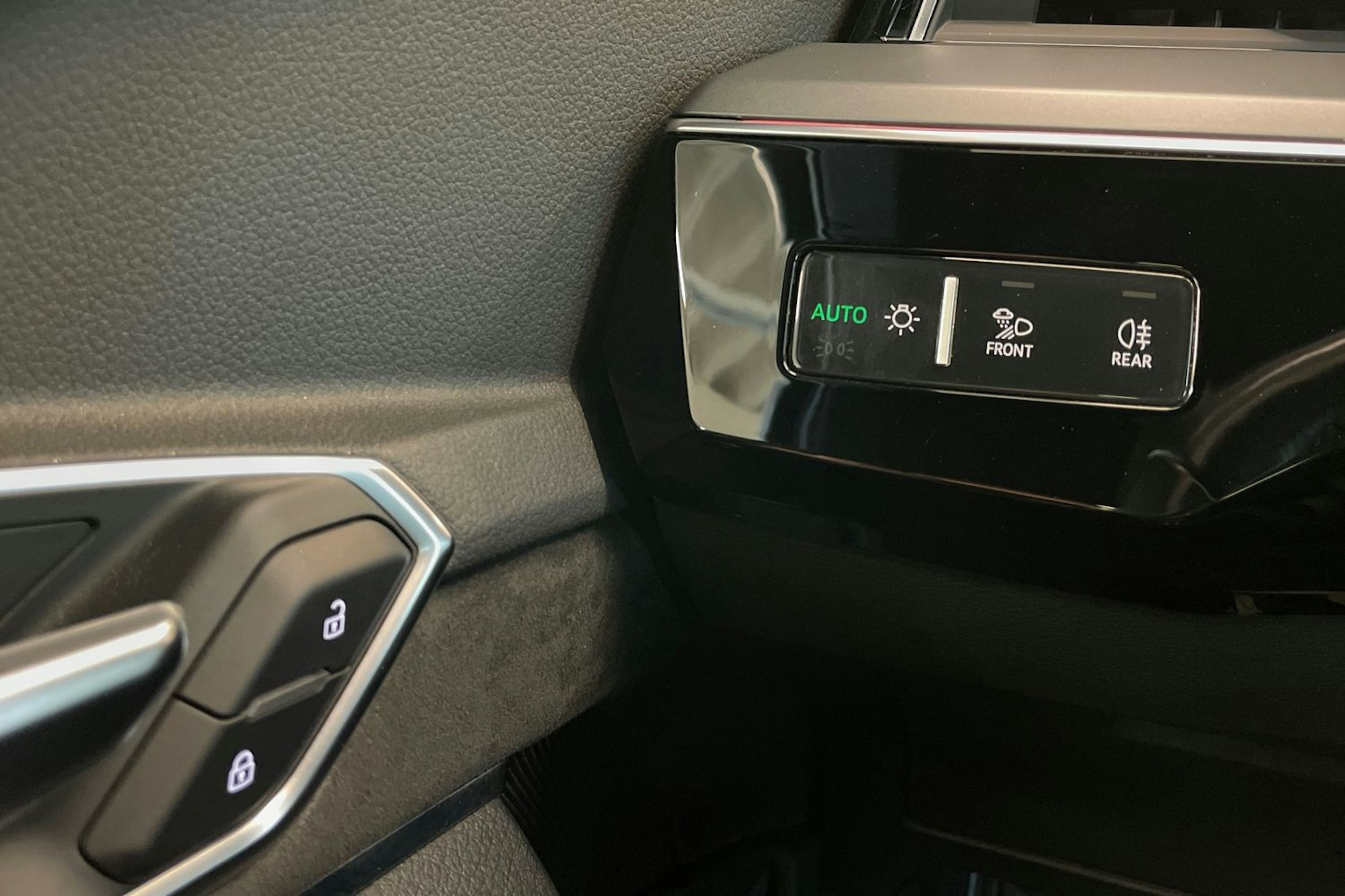 musta Audi e-tron 2020 kuva 20.