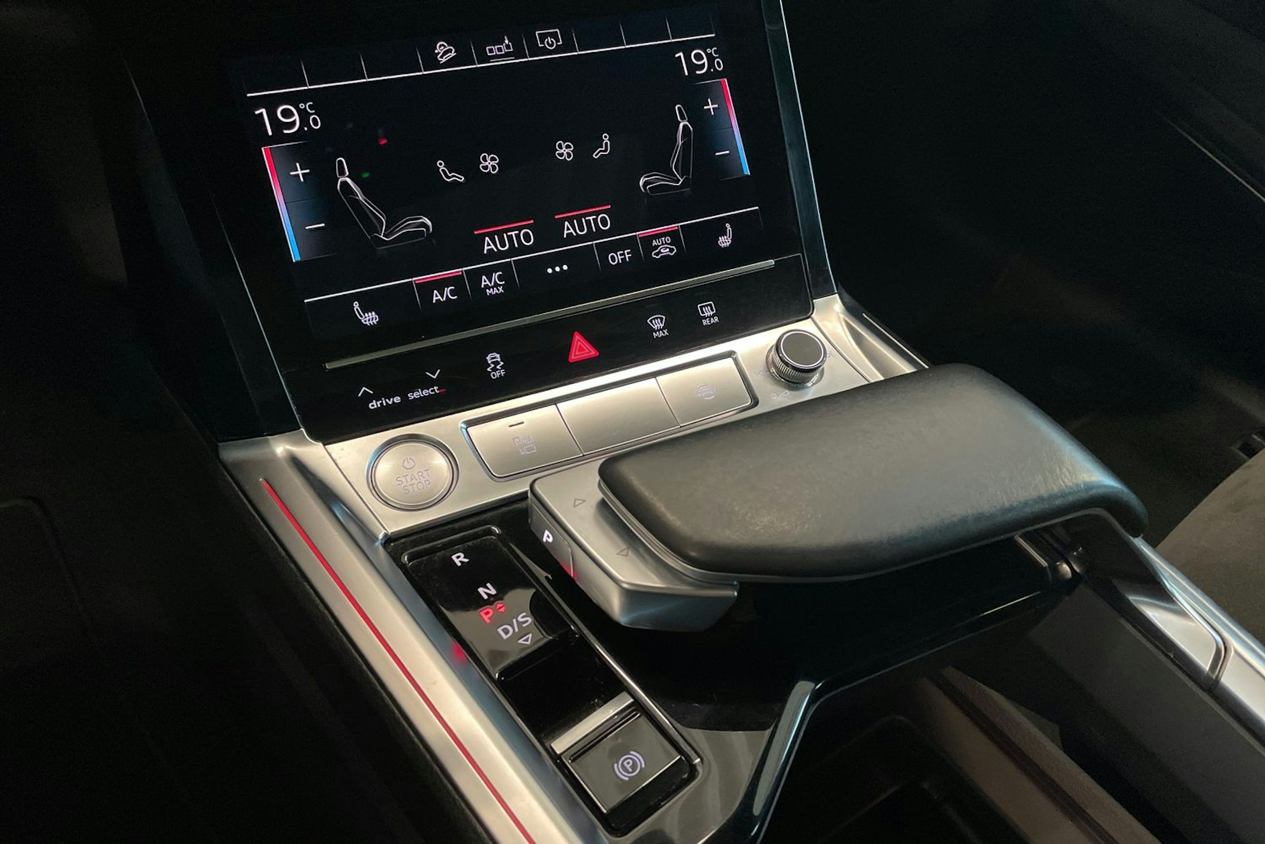 musta Audi e-tron 2020 kuva 21.