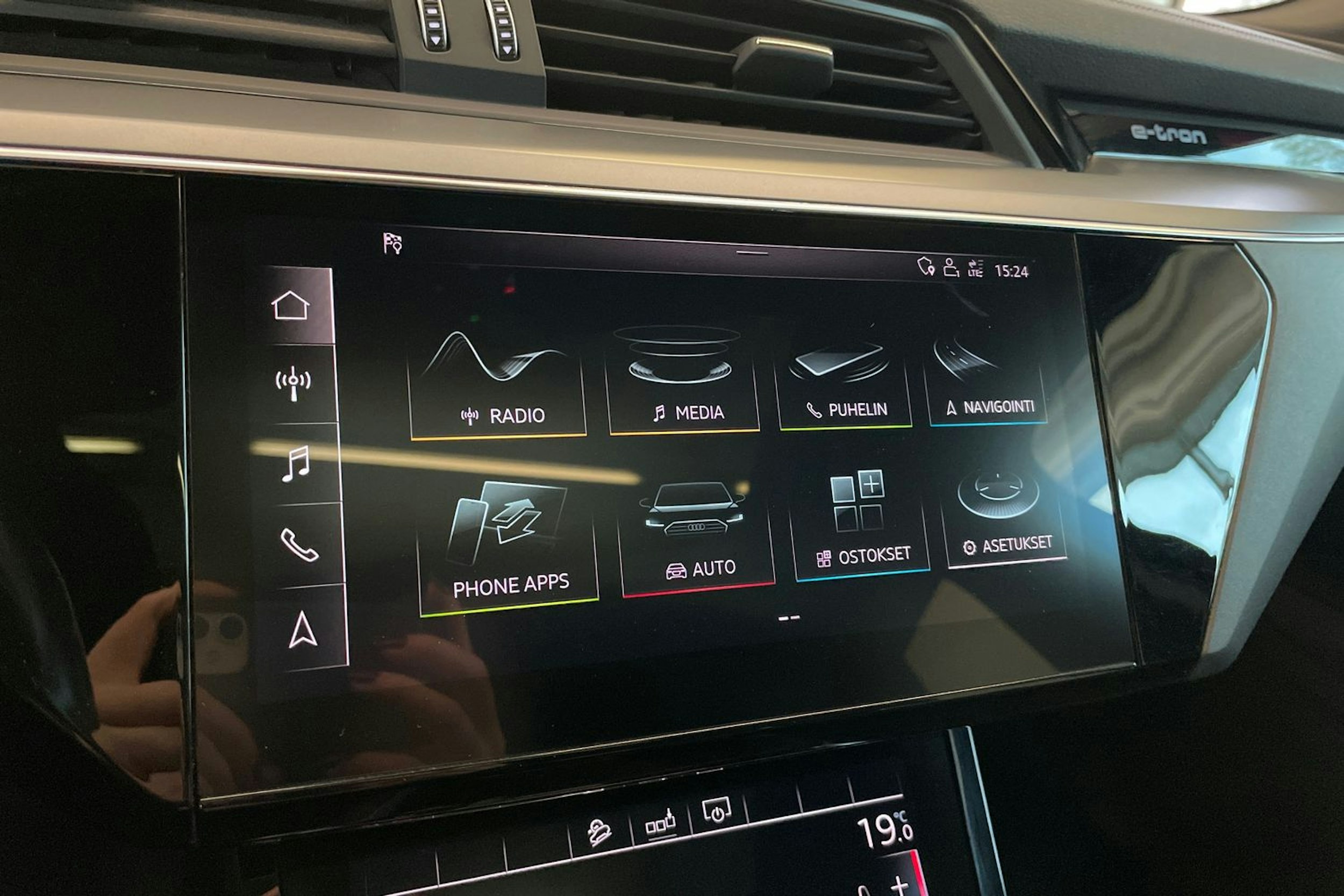 musta Audi e-tron 2020 kuva 23.
