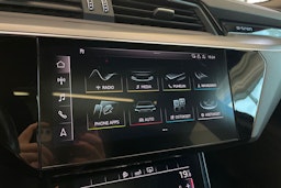 musta Audi e-tron 2020 kuva 23.