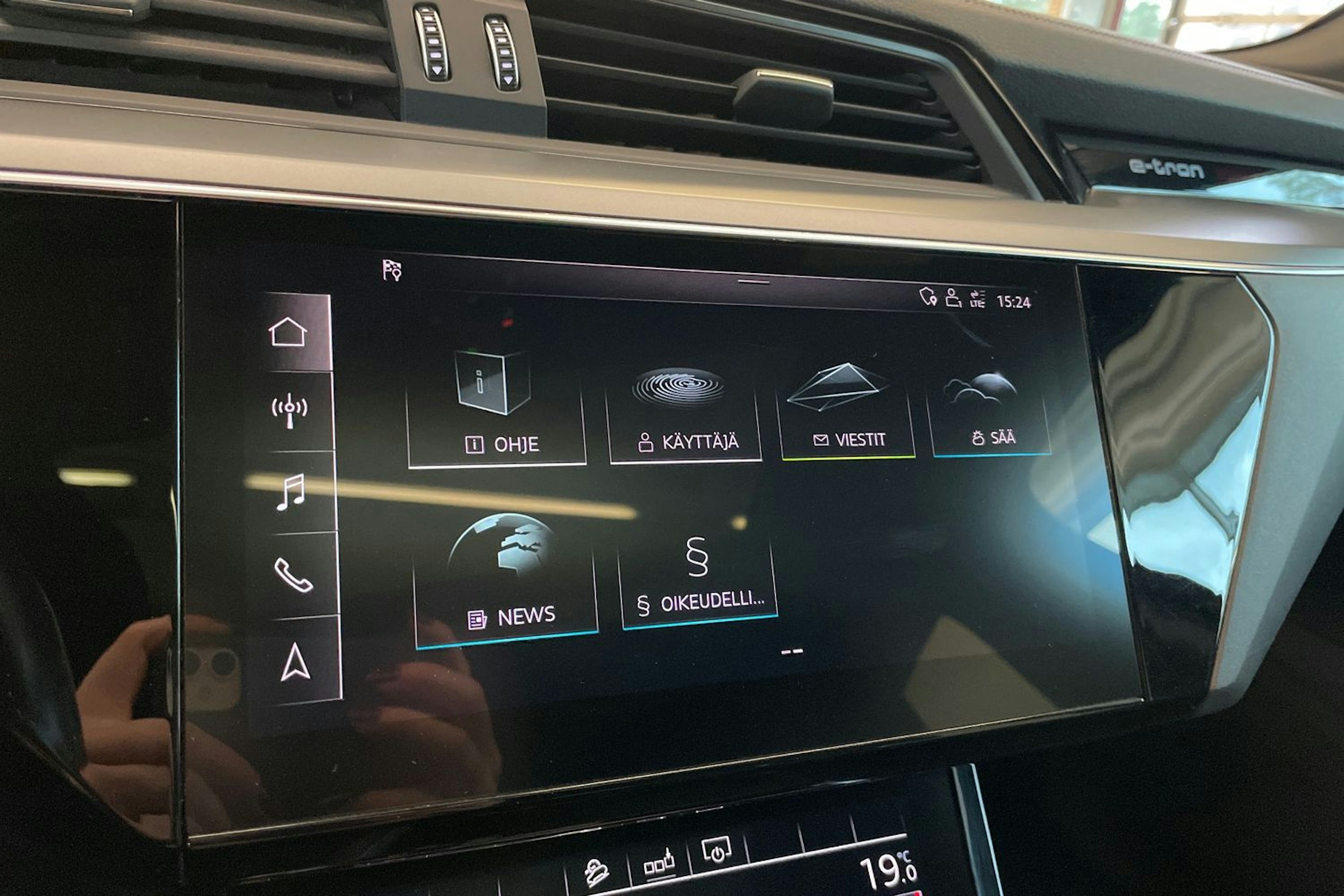 musta Audi e-tron 2020 kuva 24.