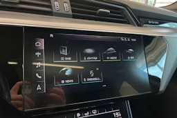 musta Audi e-tron 2020 kuva 24.
