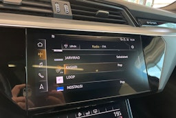 musta Audi e-tron 2020 kuva 25.