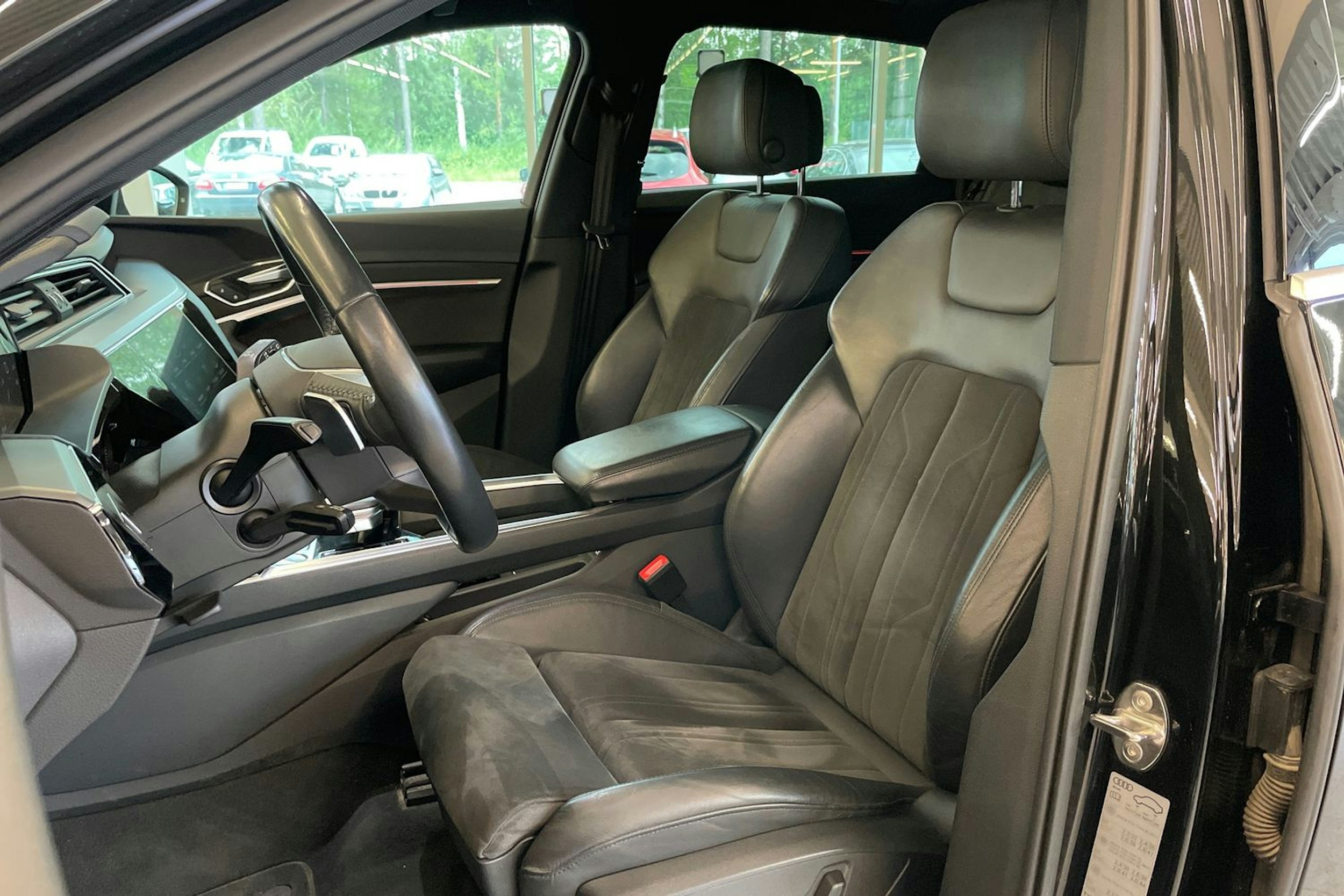 musta Audi e-tron 2020 kuva 31.