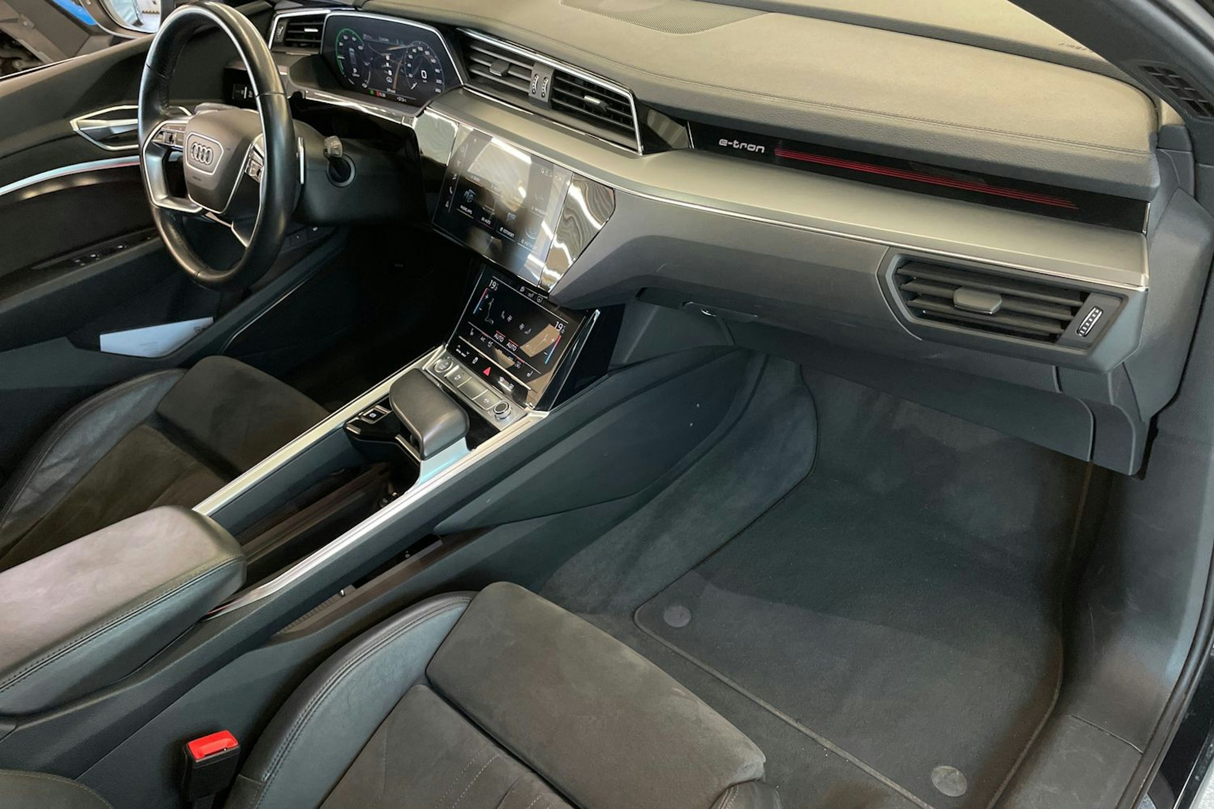 musta Audi e-tron 2020 kuva 32.
