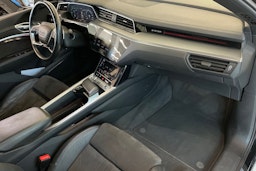 musta Audi e-tron 2020 kuva 32.