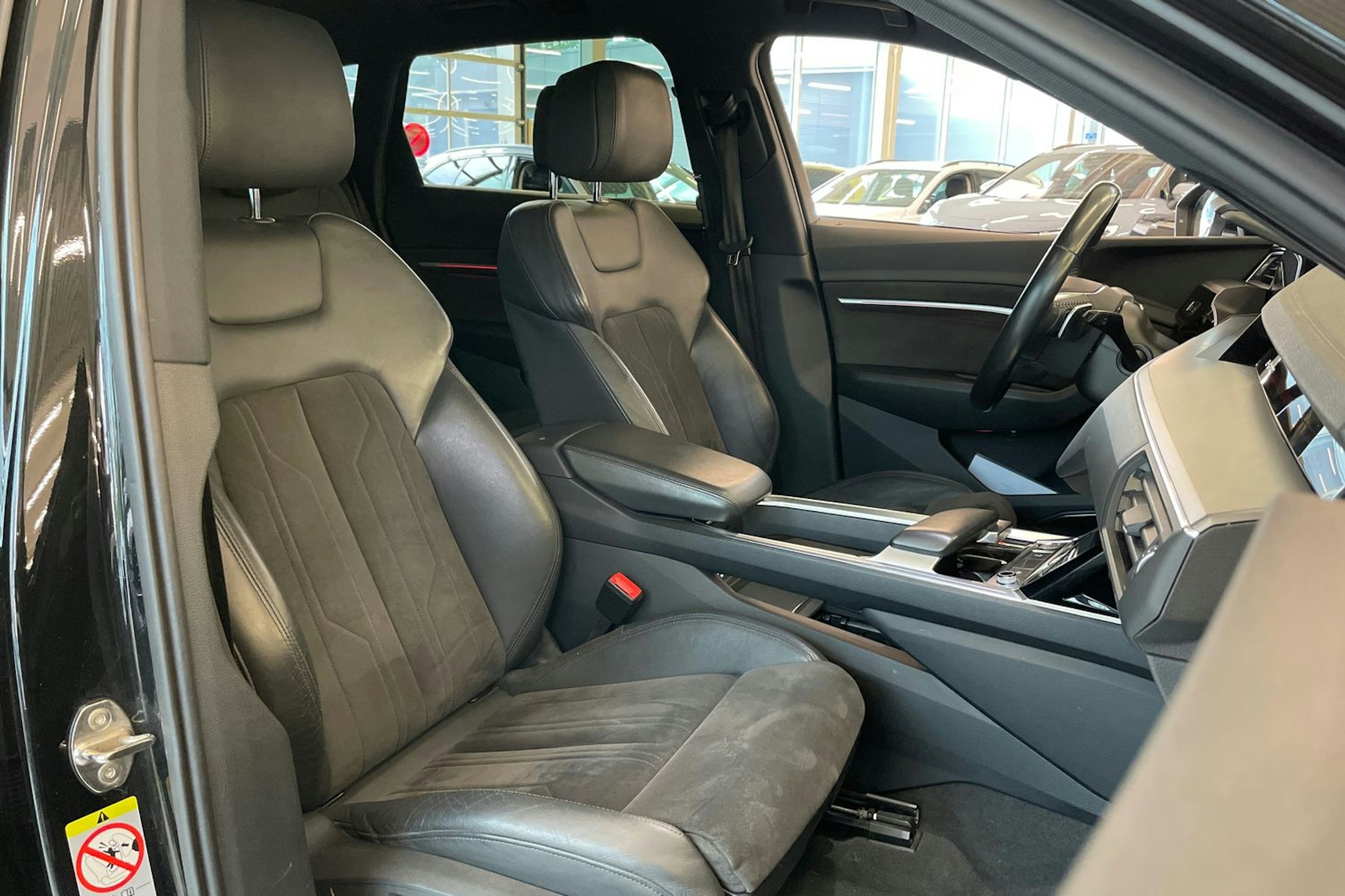 musta Audi e-tron 2020 kuva 33.