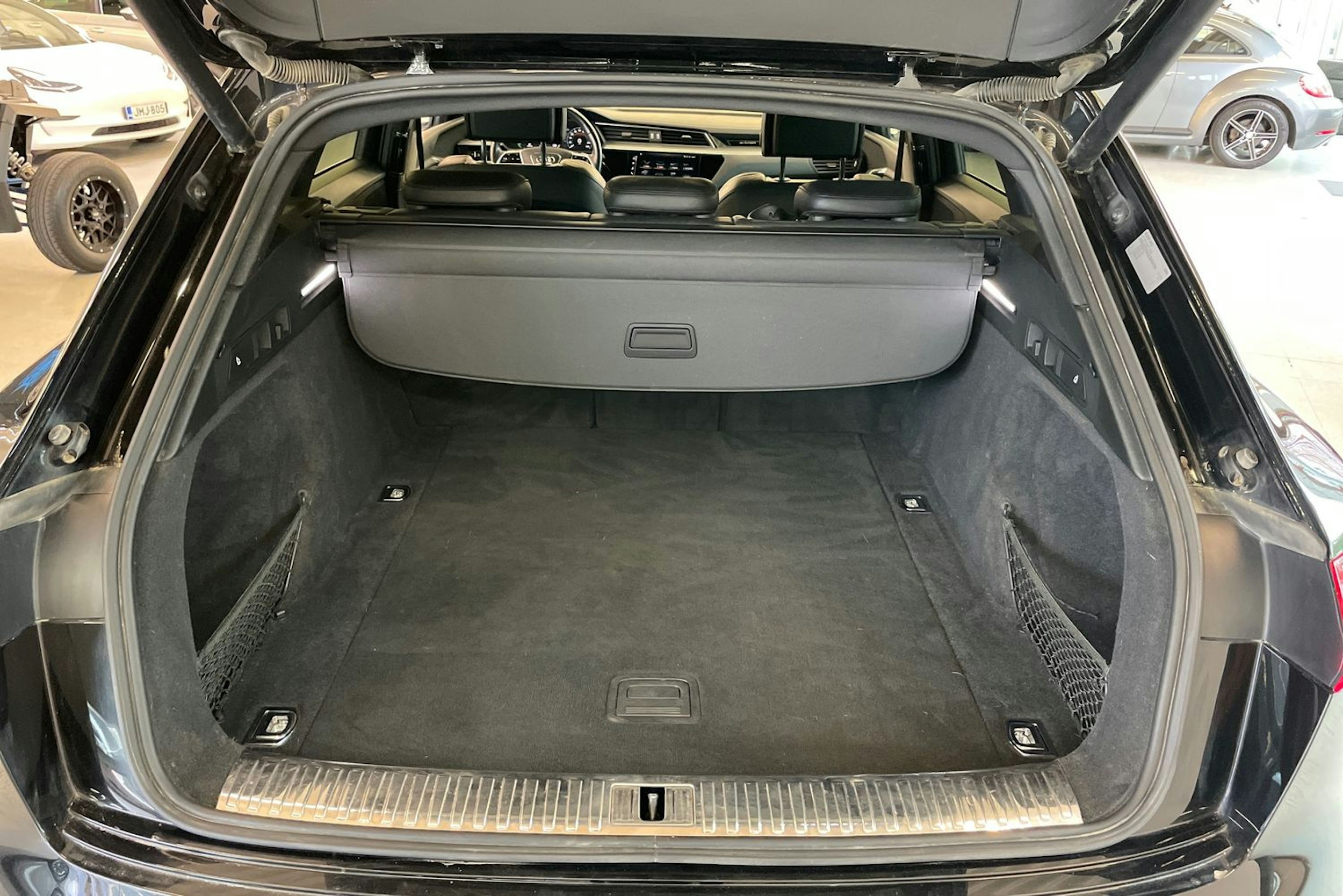 musta Audi e-tron 2020 kuva 35.