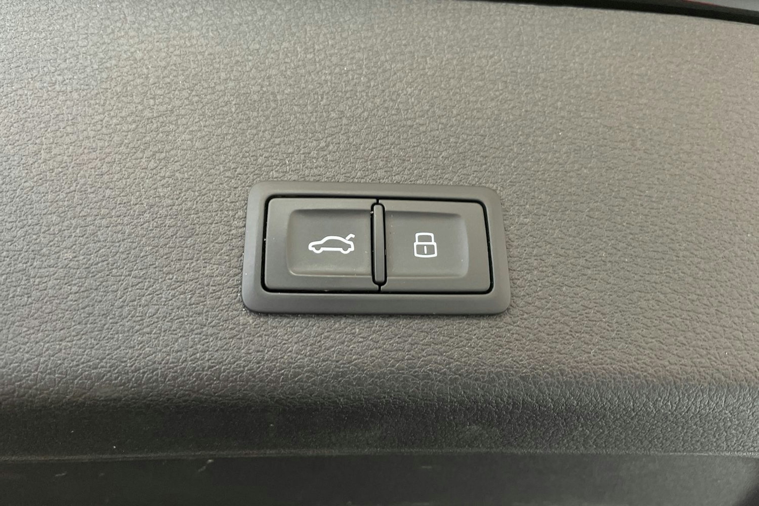 musta Audi e-tron 2020 kuva 36.