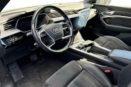 sininen Audi e-tron 2020 kuva 3.