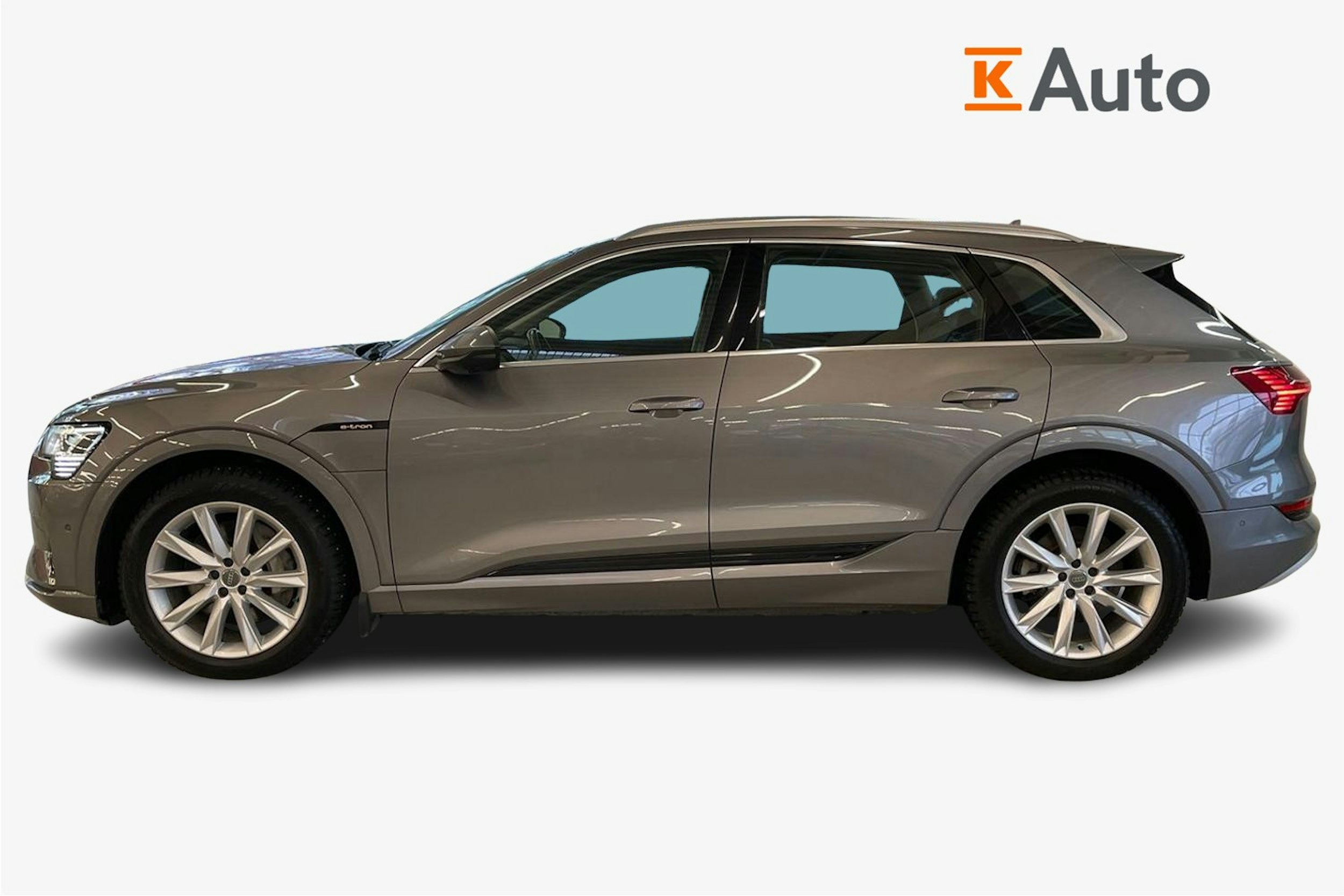 Harmaa Audi e-tron 2020 kuva 6.