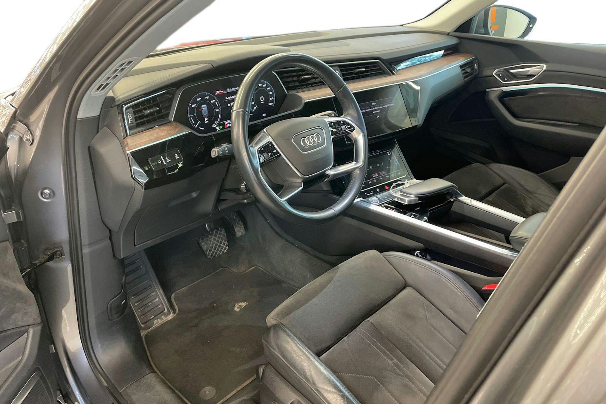 Harmaa Audi e-tron 2020 kuva 7.