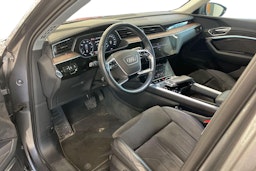 Harmaa Audi e-tron 2020 kuva 7.