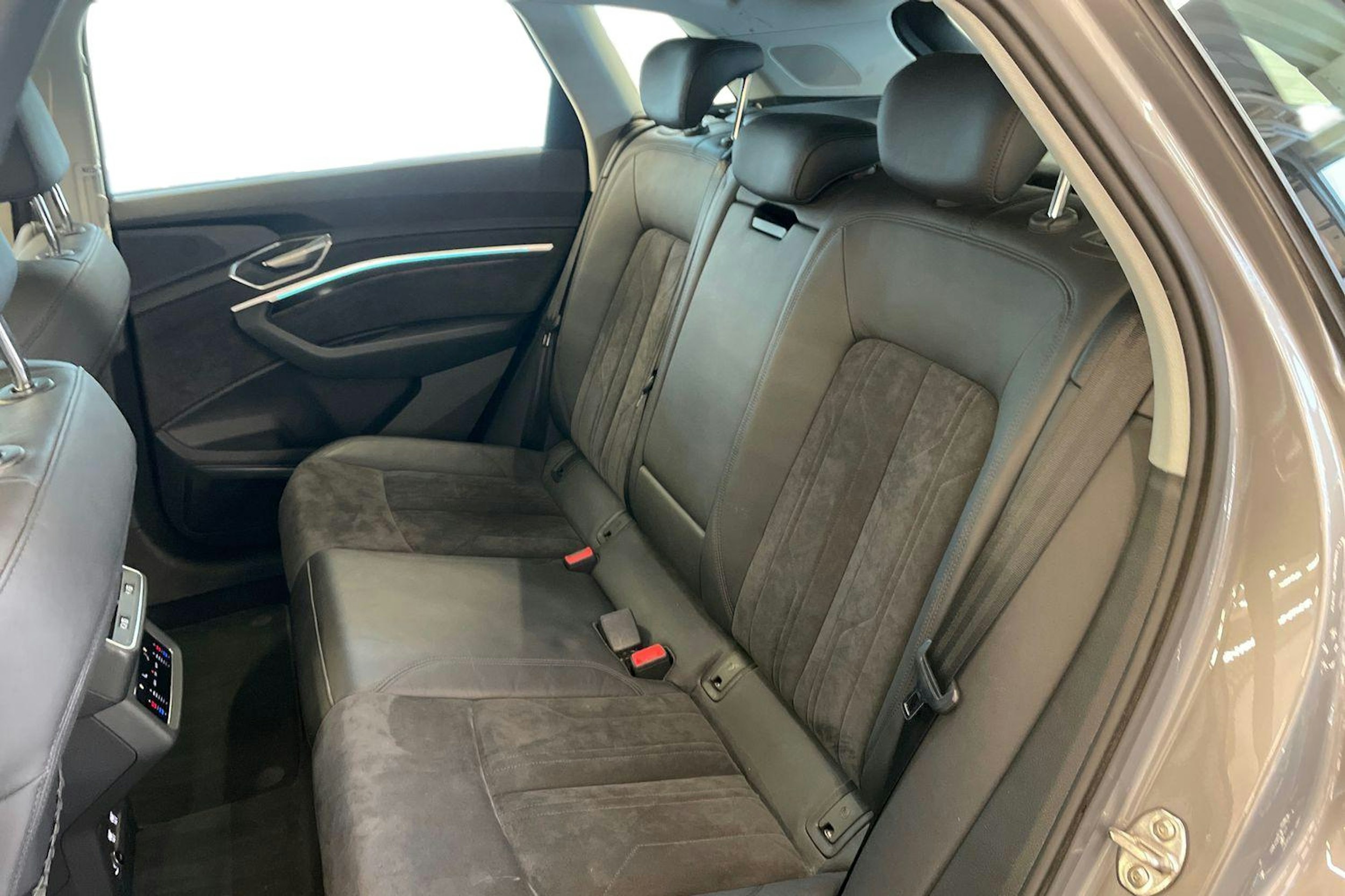 Harmaa Audi e-tron 2020 kuva 10.