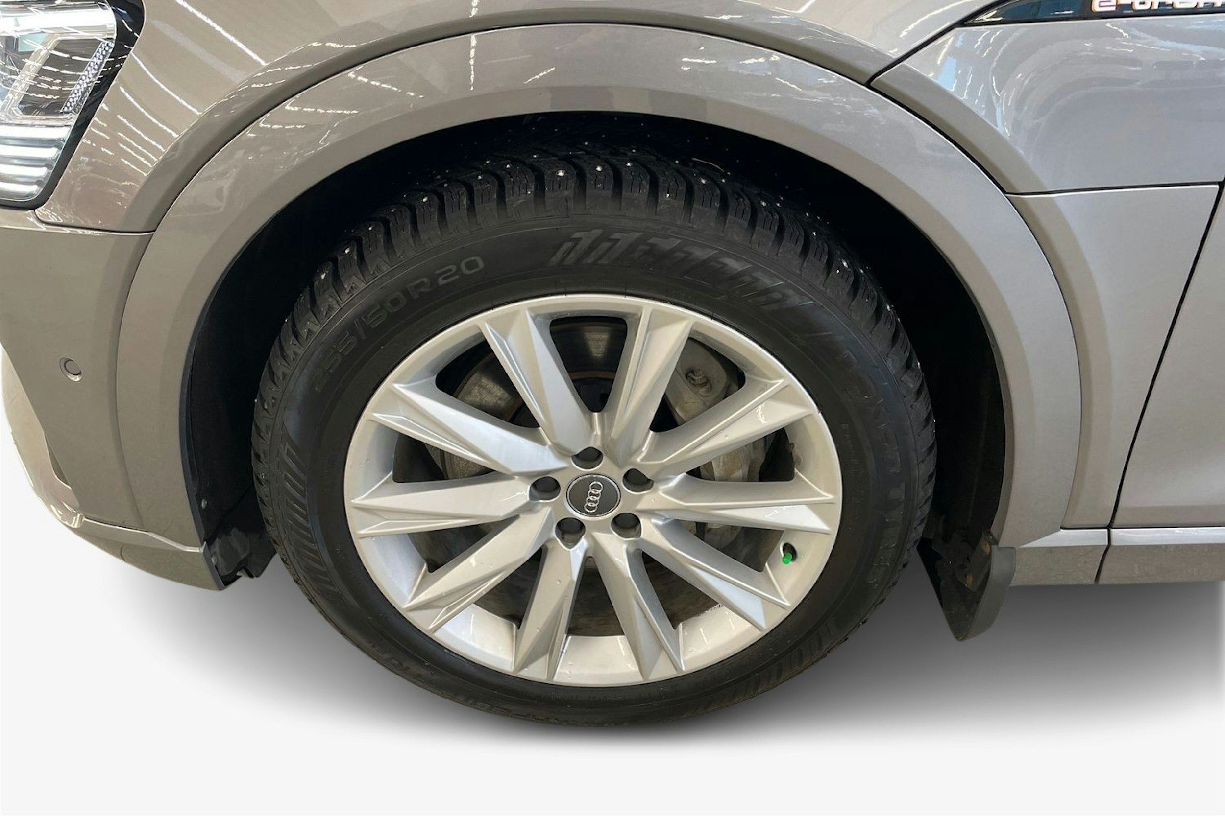 Harmaa Audi e-tron 2020 kuva 11.