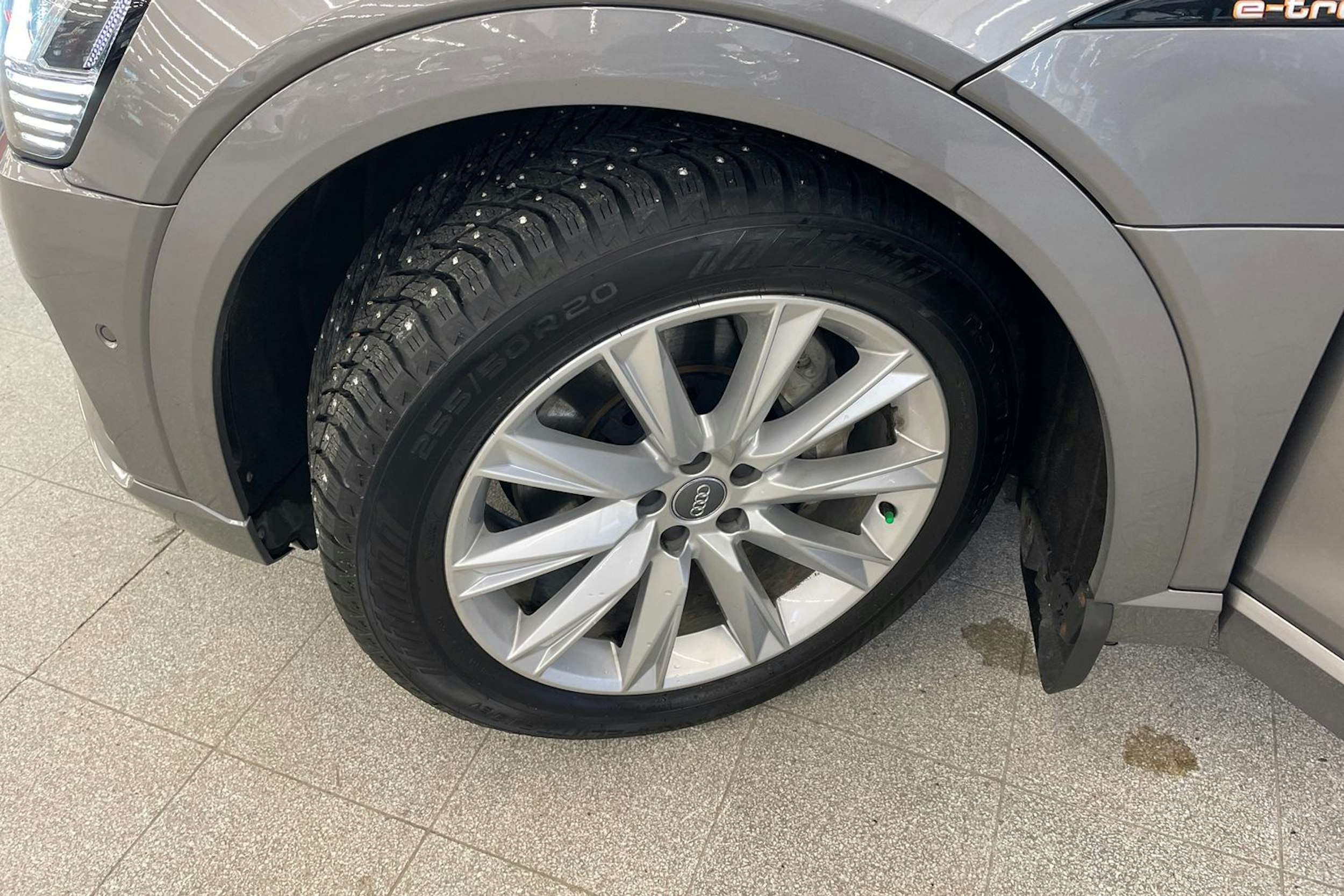 Harmaa Audi e-tron 2020 kuva 13.