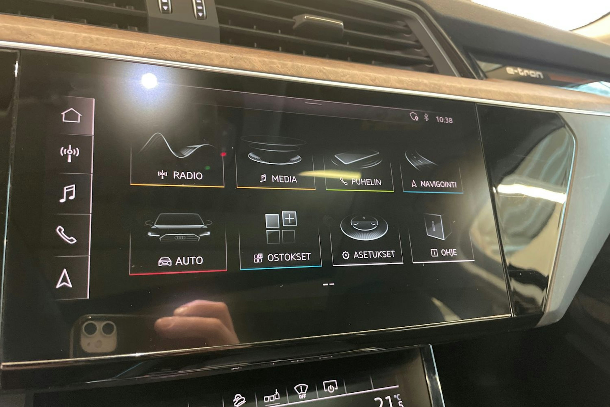 Harmaa Audi e-tron 2020 kuva 15.