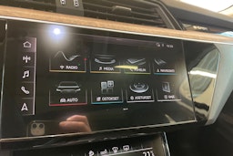 Harmaa Audi e-tron 2020 kuva 15.