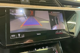 Harmaa Audi e-tron 2020 kuva 16.