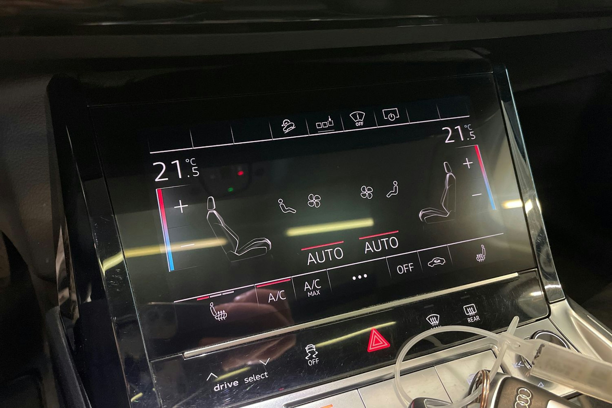 Harmaa Audi e-tron 2020 kuva 17.